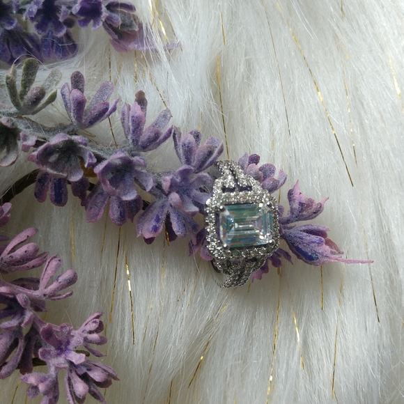 Beautiful Simulated 925 Engagement ring - Picture 7 of 11